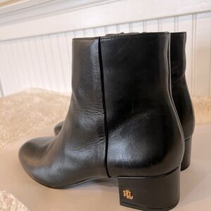 Ralph Lauren Women’s black 100% leather ankle boots zip up Size 8 B